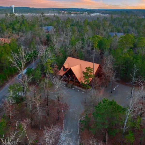 Wide Glide Lodge - In-home Movie Room, Hot Tub and Large 1-acre property with Playset, hotel v destinácii Broken Bow