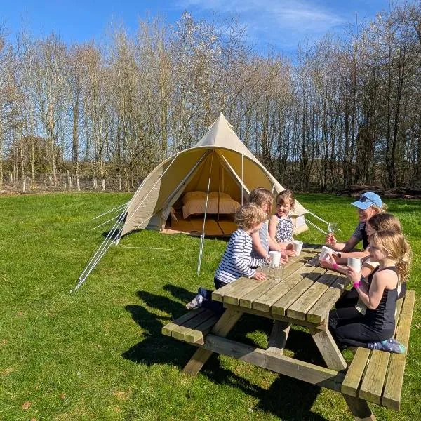 New glamping at Stockeld Park in spacious bell tents including free access to the Adventure Park, hótel í Wetherby
