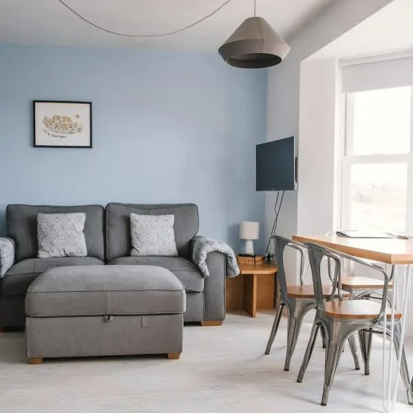 Barry Island Beachfront Apartment - Stunning Bay Views and Private Parking, Hotel in Barry