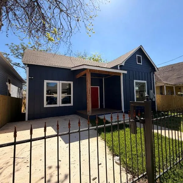 Modern home minutes from Downtown San Antonio I Sleeps 7, хотел в Сан Антонио