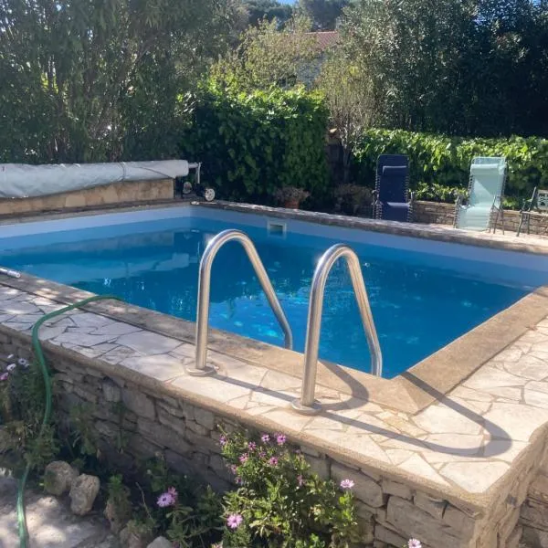 appartement tout équipé 2 chambres avec piscine, hotel em Mudaison