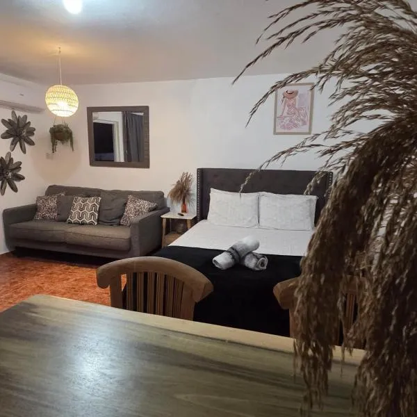 Private room with parking and bathroom, hotel v destinaci Aguada