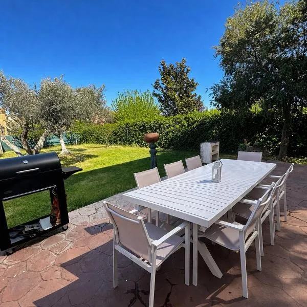 Amplio y Cómodo chalet a 15 minutos del centro con piscina y pistas de tenis, hotel a Saragossa