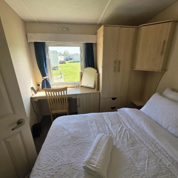 Loulex Deluxe، فندق في Jaywick Sands