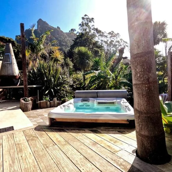 Banana hut- Adorable 1 bedroom oasis with private spa & sauna, Hotel in Whangarei Heads