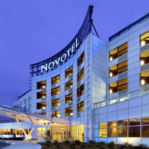 Novotel Montréal Aéroport، فندق في دورفال
