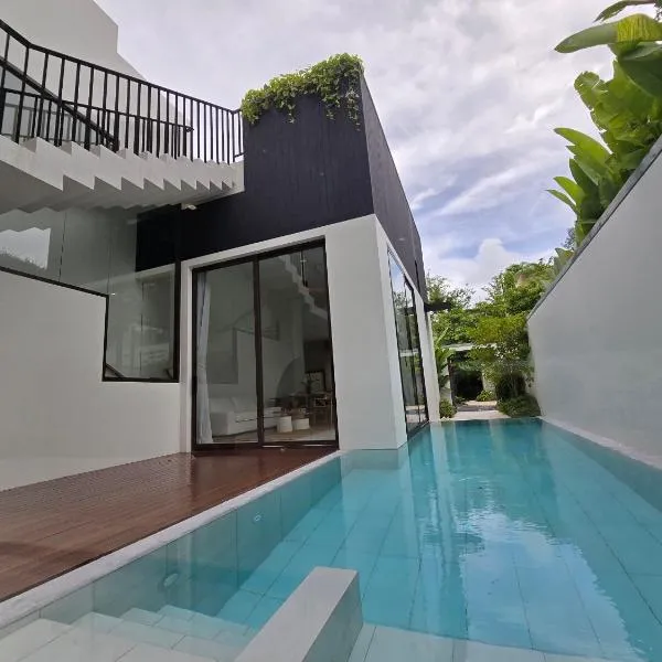 Qabalah Villa Private Pool & Rooftop Garden Stylish 2BR Retreat near Bang Tao โรงแรมในBan Pak Lak