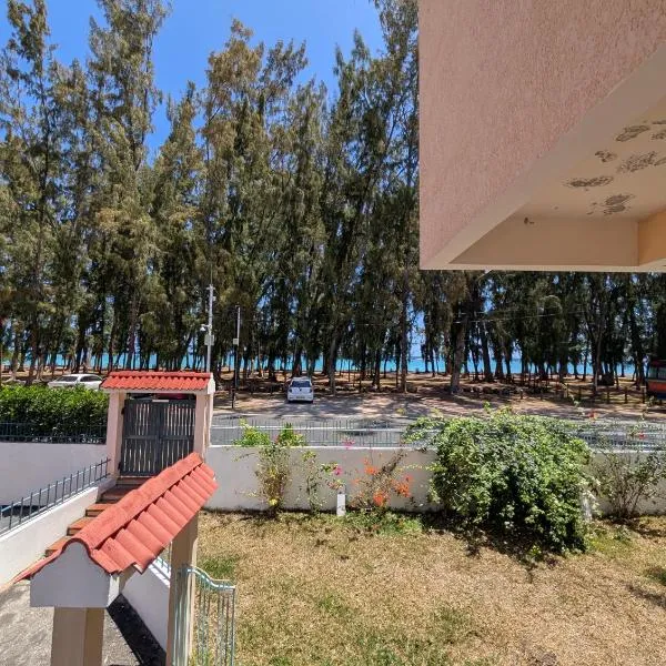 Beachfront 4-Bedroom Villa with Rooftop Sunset Terrace, hotel in Flic-en-Flac