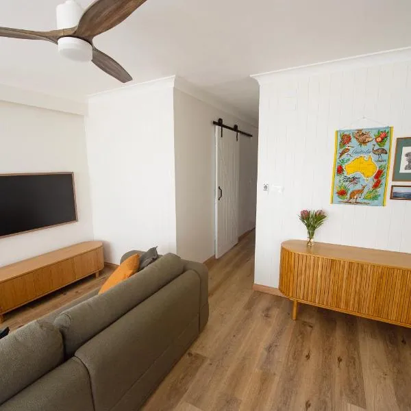 Rocky Beach Retreat - Entire Apartment - Sleeps 6, Hotel in Port Macquarie