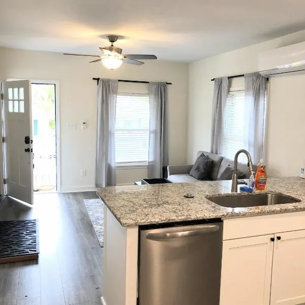 LakewoodLyon Park Renovated Cottage Near Duke 23A, hotell Durhamis