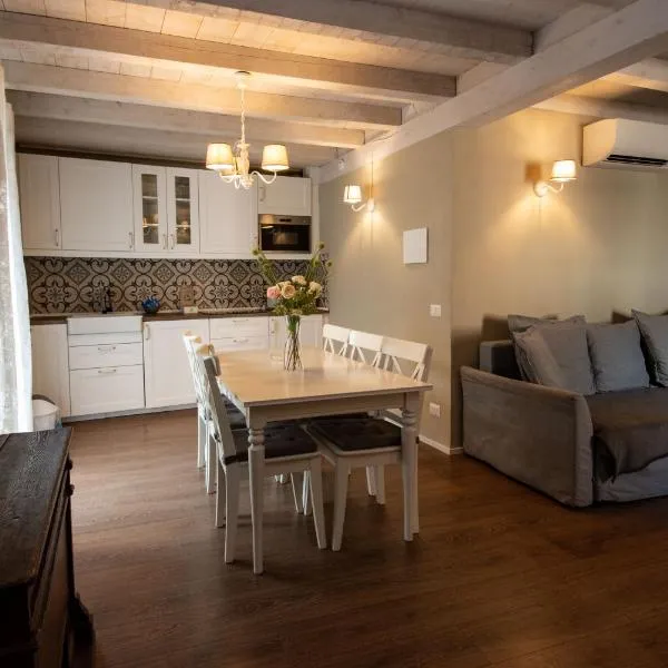Apartment 75 mq for 5-6 p 100 m from the lake – hotel w mieście Domaso