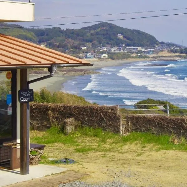 Guesthouse ＆ Beach Cafe Fuego, viešbutis mieste Hyuga