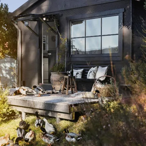 Bushy Summers - A Nurturing Bayside Shack โรงแรมในสตรอน