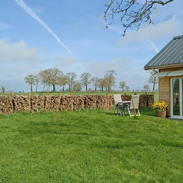 Cottage of the Apple Meadow, хотел в Savigny-le-Vieux