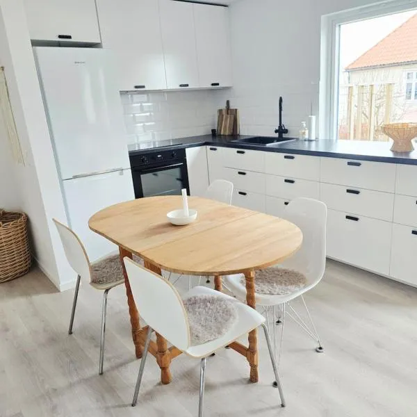 Modern City Apartment with garden and view, Hotel in Molde