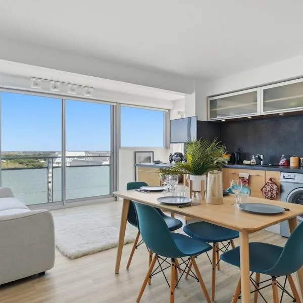 Panoramic Sea View Top-Floor Waterfront Apartment, hotel di La Grande Motte