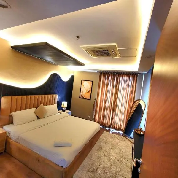 Luxury 1BR City View Suite DHA Phase 4 Goldcrest Mall, hotel din Lahore