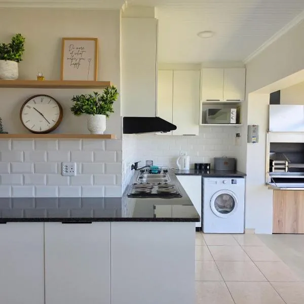 Modern Beachfront Apartment, hotel Jeffreys Bayben
