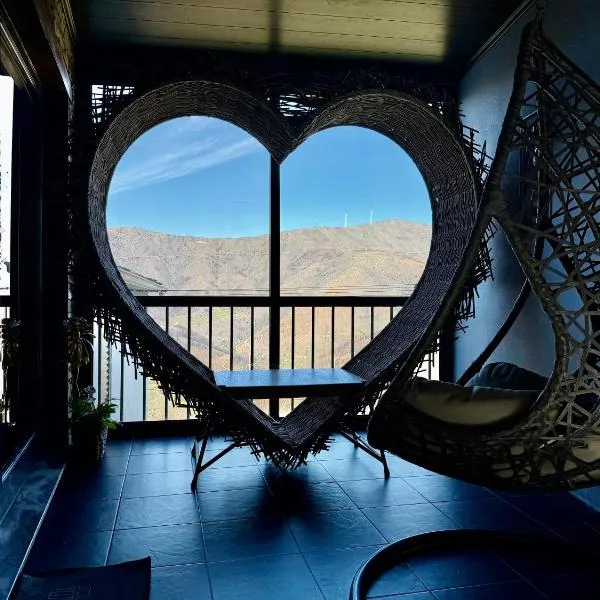 Love, made in xisto, hotelli kohteessa Piódão