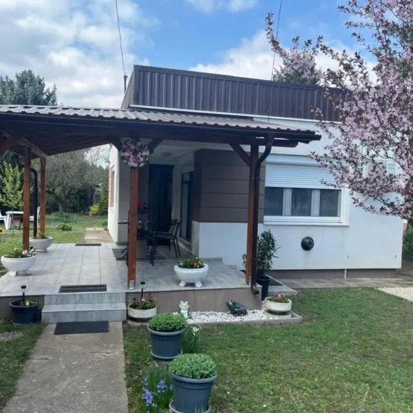 Tomi Apartman, hotel in Velence