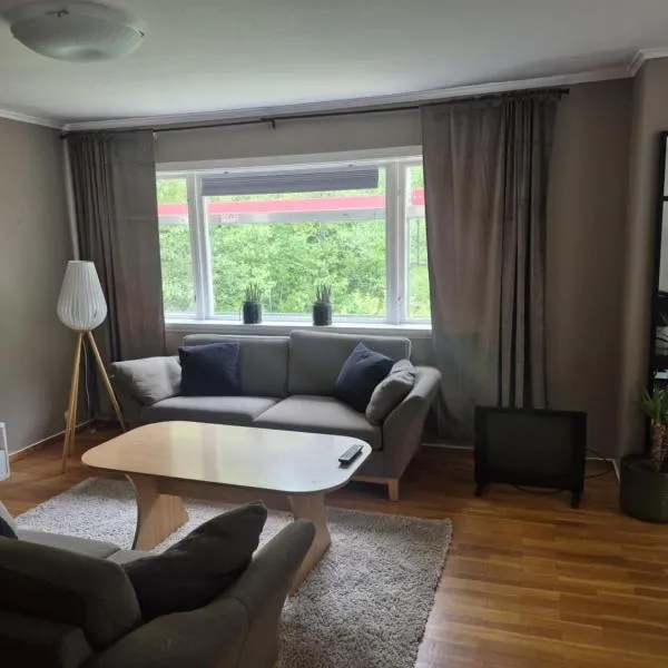 Spacious Trolltunga apartment in Odda, good parking, viešbutis mieste Oda