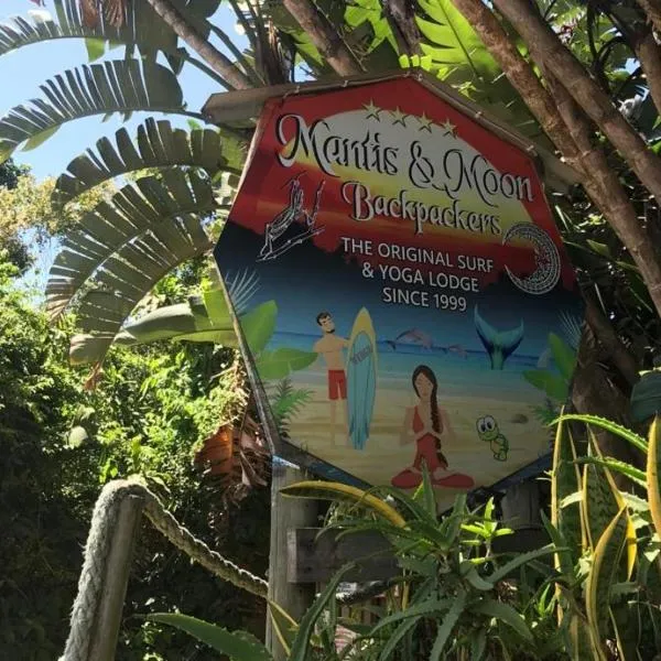 Mantis and Moon Surf Paradise & Adventure Lodge, hotel in Hibberdene