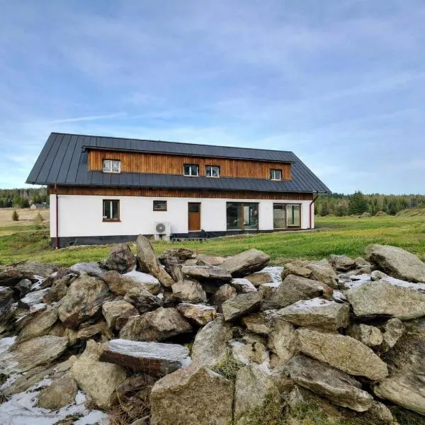 Pod Lovčí skálou, hotel a Modrava