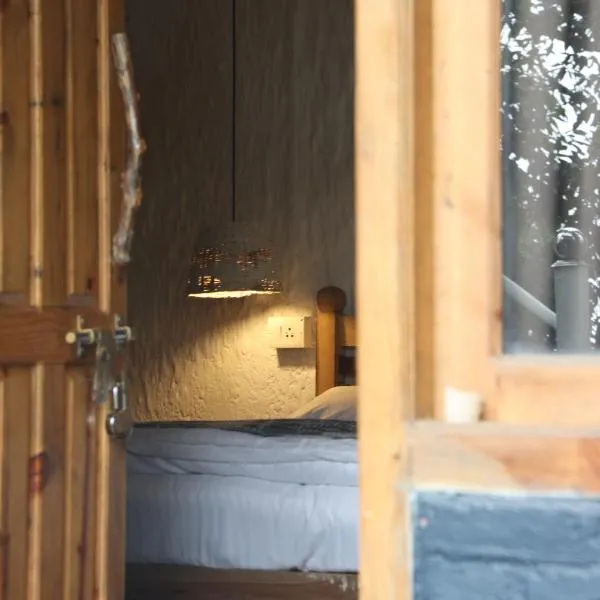 The Hidden Forest Loft - Secluded Trek Stay in Mukteshwar by THHPSOCIETY, hotel v mestu Mukteswar