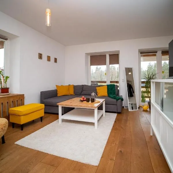 Lahemaa Apartment with Sunny Balcony near Viru Bog, hotell i Kolga