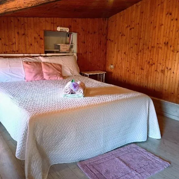 Affascinante Mansarda nel Cuore di Brunate, hotel in Brunate