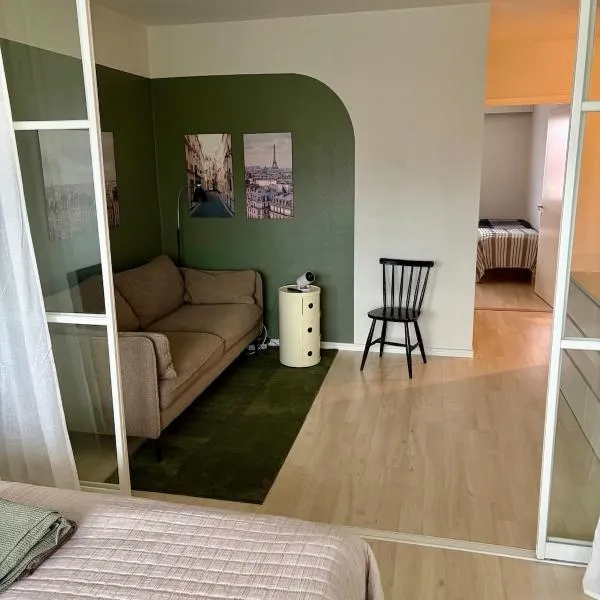 Beautiful minimalist apartment next to the train station, hotel v destinaci Järvenpää