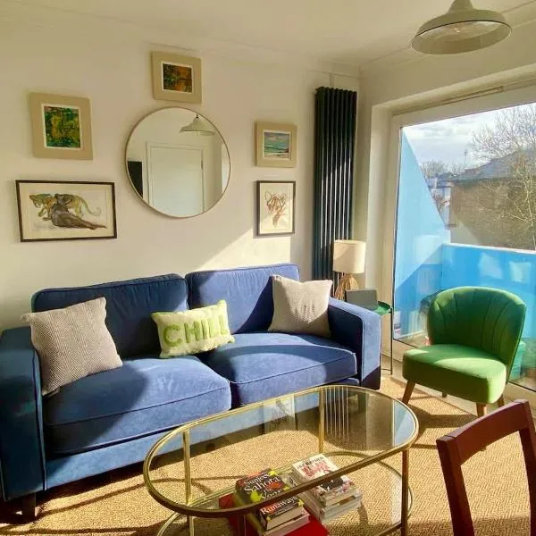 Modern 2-Bed Apartment with Off-Street Parking in Chiswick, ξενοδοχείο στο Λονδίνο