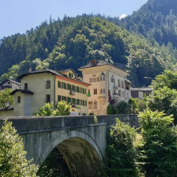 Camera di 50 mq con bagno e grande balcone privato, hotel en Promontogno