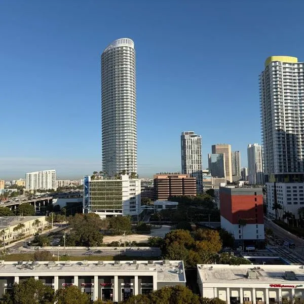 Modern Brickell Apartment - Free Parking - Pool - High Floor, Hotel in Miami