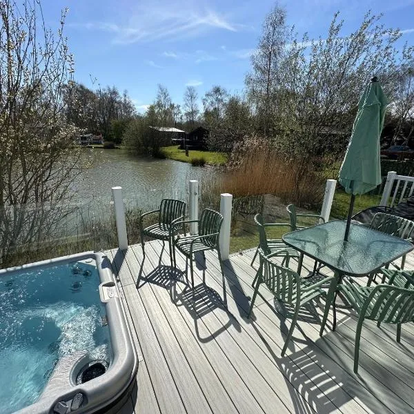 Luxury Lakeside Lodge L2 with Hot tub situated at Tattershall Lakes Country Park โรงแรมในแททเทอร์ชอล