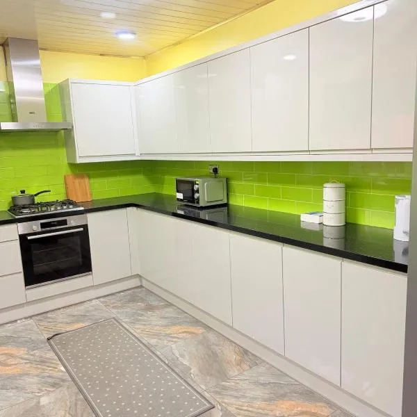 Bright Home, Modern & Spacious, hotel in Manchester