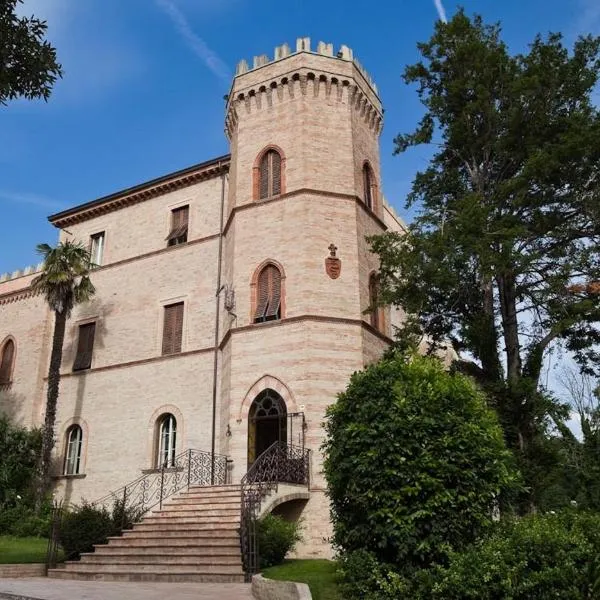 Castello Montegiove, hotel in Calcinelli