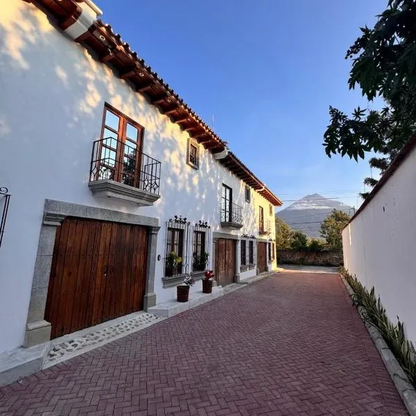 Villa San Lazaro, Alojamiento entero, para 8 personas en Antigua con amplio parqueo y terraza con vistas al volcan, hotel in Antigua Guatemala