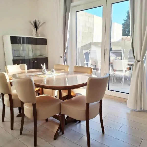 Gemütliche Wohnung mit Terrasse nahe Würth, hotell i Künzelsau