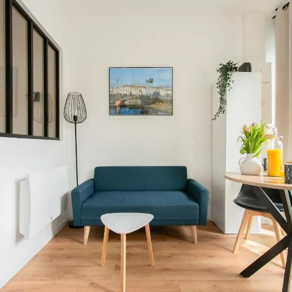 Charmant studio avec coin nuit & cuisine extérieur agréable 22B, Hotel in La Roche-sur-Yon