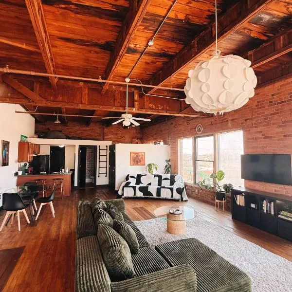 420 Friendly SKYLINE view Downtown Loft FREE Parking, hotelli kohteessa Detroit