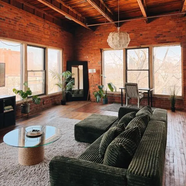 420 Friendly SKYLINE view Downtown Loft FREE Parking, Hotel in Detroit