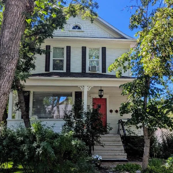 Charles Street Vacation Home, khách sạn ở Lethbridge