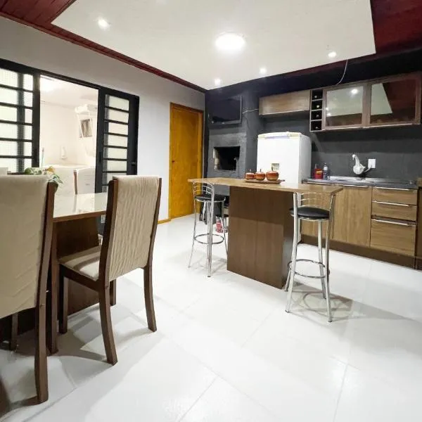 Casa completa em Bagé ideal para familias ate 6 pessoas WiFi e excelente localização, hotell i Bagé