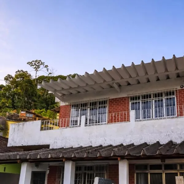 Casa ampla com garagem, 3 quartos, ideal para famílias, a 10 min do centro histórico, hotel sa Petrópolis