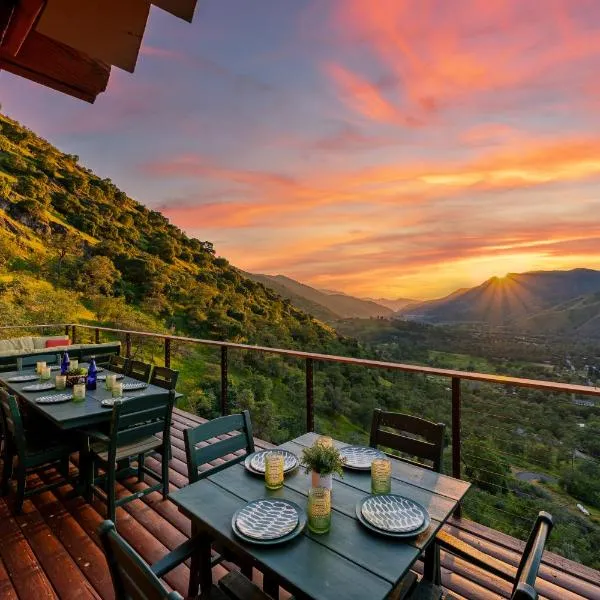 4 Kings Log Cabin 150 Acres Spectacular Views, hotel en Three Rivers