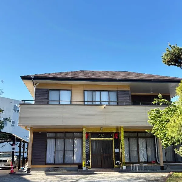一棟貸しの宿 水戸ハウス!, Vacation Rental MITO HOUSE! 広い豪邸で最高な宿泊,無料駐車場5台,BBQ可,カラオケ無料,大洗にも近い,10名様可,ドア横のキーボックスの番号はご予約後に,チェックイン情報を見る,をご覧下さい, отель в городе Мито