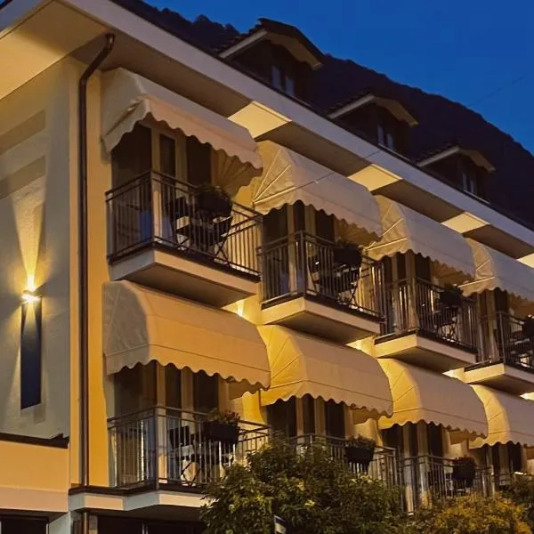 Hotel del Conte: Laveno şehrinde bir otel