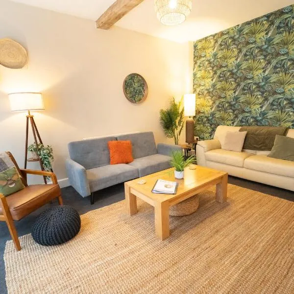The Mews - Worcester City - House - Gated - Self Check In - Free WIFI - 2 Doubles - TVs in bedrooms - Sleeps 5 - Free weekend Parking, hotel din Worcester
