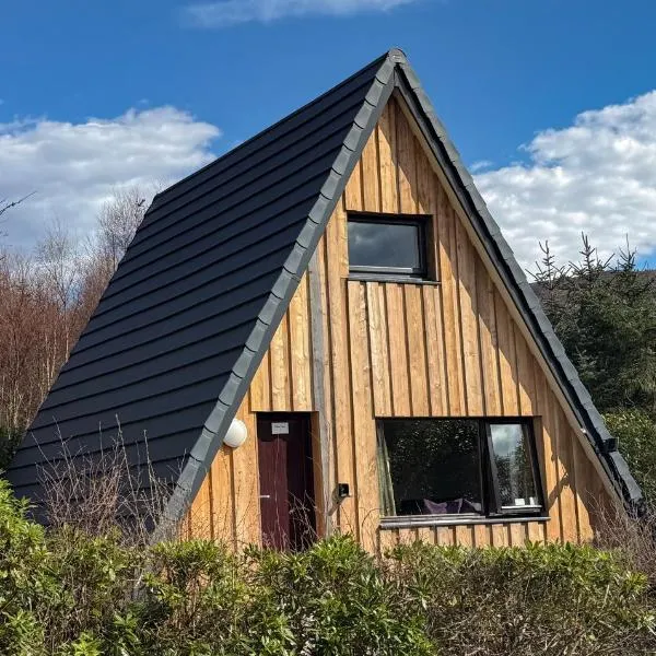 1 Bedroom Cabin with Mountain & Loch Views - Quiet Location between Glencoe & Ben Nevis, hotel u gradu Corran